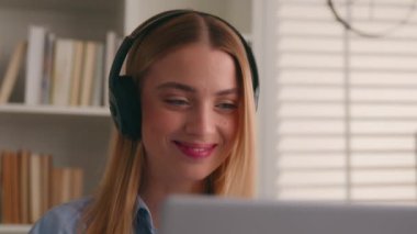Kafkasyalı iş kadını uzak öğrenci internet öğretmeni konferans dersi dersini ara sanal toplantı başını salla evet olumlu cevap dinle bilgisayarlı müzik kulaklıkları