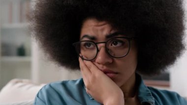 Üzgün Afrika kökenli Amerikalı kadın üzgün, hasta kadın üzgün, stresli, melankolik ümitsiz, yalnız, diş ağrısı çeken, diş ağrısı çeken, evde yanak sorunu yaşayan biri.
