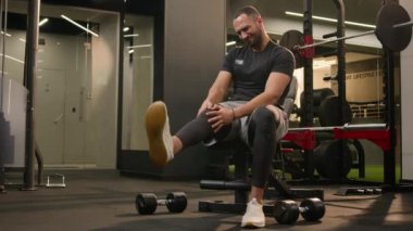 Afro-Amerikalı hasta adam spor kulübünde diz ağrısı çekiyor spor salonunda travma, kas ağrısı sporcu sporcu erkek sporcu spor salonundaki sakatlık ve spor salonundaki ağrılı sakatlık için bacağını sakatlıyor.