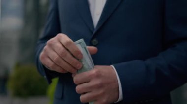 Erkek el ele tutuşuyor para yığını mutlu olgun yaşlı adam zengin işadamı para saklayan zengin işadamı ceketin cebinde para tutan açık havada gülümseyen finansal başarı maaşı