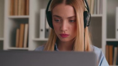 Ciddi somurtkan iş kadını iş kadını uzaktan çalışan uzaktan kumandalı yönetici video konferansı ile iletişim kuruyor. Bilgisayarlı ofis sohbetleriyle sanal müzakereleri tartışın.