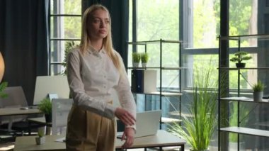 İş portresi gülümseyen kendine güvenen iş kadını kadın girişimci mutlu beyaz kadın gülümsemesi ofis bağımsız şirket sahibi kadın CEO güç feminizmi