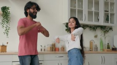 Mutlu, komik ev sahipleri İspanyol ailesi kaygısız kız arkadaş erkek arkadaşla dans ediyor. Mutfakta eğleniyor, heyecanlı kadın müzik partisinde dans ediyor. Ev taşınmasını kutluyor.
