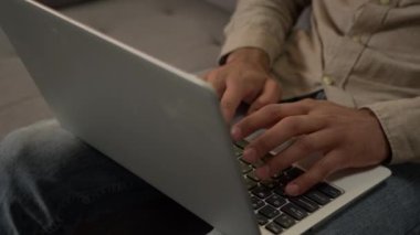 Yoğunlaştırılmış Arap Müslüman iş adamı erkek serbest bilgisayar daktilosu evden kanepe alışverişinde dizüstü bilgisayarla mutfak dairesi Hintli adam işi karantina üzerinde çalışıyor.