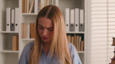 Stresli, yorgun, Kafkas kız öğrenci stresli öğrenim işleri laptopla ve kitapla ilgili kurumlar kötü sonuç ödevleri sınavları e-öğrenme zorluğu öğrenme sorunları