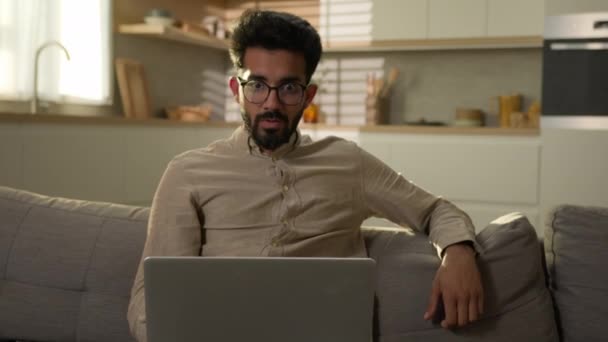 Σοκαρισμένος Έκπληκτος Ινδός Επιχειρηματίας Freelancer Κατάπληξη Ενθουσιασμένος Arabian Τύπος Ευτυχισμένος — Αρχείο Βίντεο