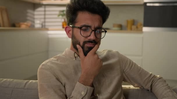Індійський Хазяїн Аравійської Індії Задумливий Чоловік Задумався Над Питанням Глибоко — стокове відео
