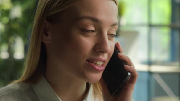 笑顔白人実業家の女の子はオフィスで携帯電話を話す幸せな女性マネージャー雇用主の回答ビジネスコールクライアントに相談会社で気楽な会話ヘルプ顧客をサポート — ストック動画