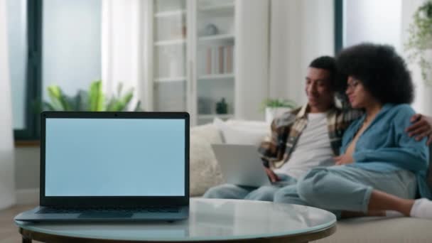 Laptop Com Espaço Vazio Cópia Cinza Tela Azul Anunciar Anúncios — Vídeo de Stock