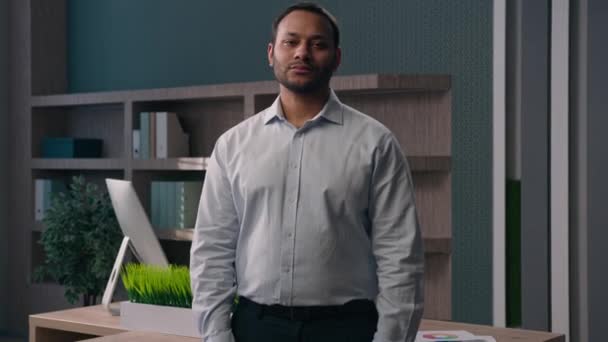 Деловой Портрет Офисе Взрослый Индиец Мужчина Американский Парень Этнический Бизнесмен — стоковое видео