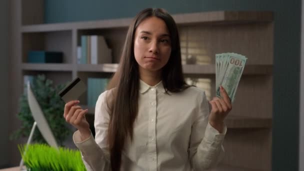 Kaukasiske Business Pige Kvinde Forvirret Forvirret Forretningskvinde Vælge Mellem Kreditkort – Stock-video
