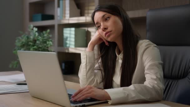 Znudzony Smutny Zdenerwowany Zmęczony Zmęczony Biały Kobieta Biuro Pracownik Dziewczyna — Wideo stockowe