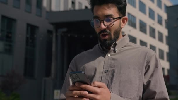 Opgewonden Verbaasd Indiase Zakenman Buiten Gebruik Mobiele Telefoon Apparaat Winnen — Stockvideo