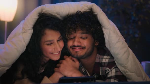 Paar Dating Nachts Romantisch Kijken Film Met Mobiele Telefoon Arabische — Stockvideo