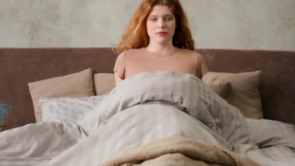 Καυκάσια Γυναίκα Ξαφνικά Ξυπνάει Απότομα Στο Κρεβάτι Πρωί Φοβούμενη Ότι — Αρχείο Βίντεο