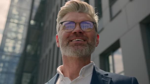 Close Portrét Městě Venku Usměvavý Šťastný Starší Obchodní Muž Vůdce — Stock video