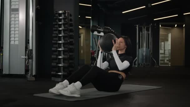 Kaukasische Sportvrouw Fit Sterk Gespierde Vrouw Fitness Trainer Training Gooien — Stockvideo