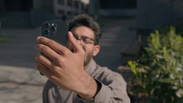 Арабский Бизнесмен Улыбается Говорить Видео Звонок Использовать Мобильный Телефон Технологии — стоковое видео