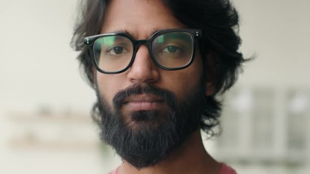 Close Headshot Arabo Musulmano Barbuto Uomo Scapolo Proprietario Abitazione Indiano — Video Stock