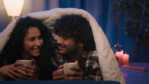 Para Indyjski Mężczyzna Arabski Kobieta Noc Randki Łóżku Pod Koc — Wideo stockowe