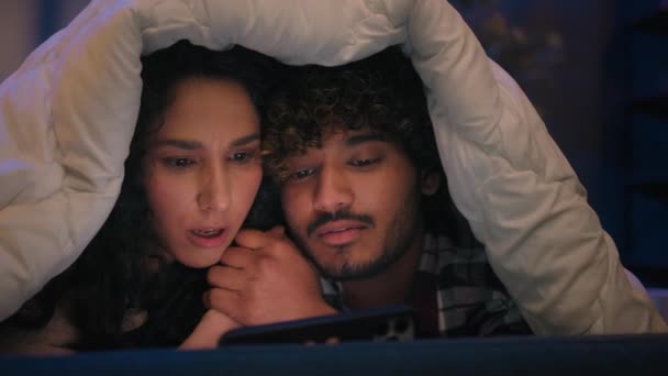 Multiracial Par Spansktalende Kvinde Indisk Mand Arabisk Kæreste Lykkelig Familie – Stock-video