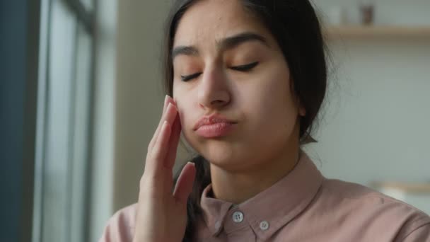 病気の疲れアラビア人の女性のマッサージ寺院を閉じる頭痛の痛みを伴う頭片頭痛の圧力不快感に苦しむ インドの女の子は家で苦しんでいる女性が不安定な疲労健康障害を感じる — ストック動画