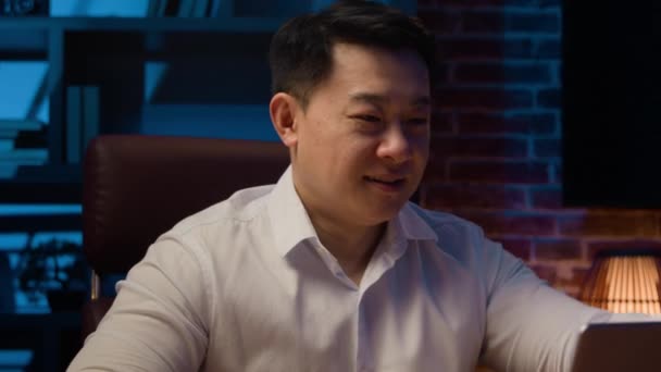 Производительный Корейский Бизнесмен Азиатский Мужчина Китайский Деловой Работник Опираясь Отделочные — стоковое видео