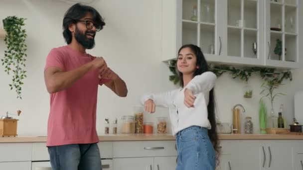 Šťastný Legrační Pár Majitelé Domů Hispánský Arabský Rodina Bezstarostný Volný — Stock video