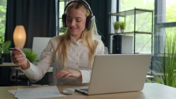 Sorglos Lächelnde Kaukasierin Hört Musik Über Kopfhörer Manager Sekretärin Bewegt — Stockvideo