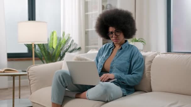 アフリカ系アメリカ人女性エスニック女の子とノートパソコンの入力コンピュータ手を振っ指同意しないジェスチャー拒否不承認否定でホームソファ停止答えをフリーランサー女性禁止負 — ストック動画