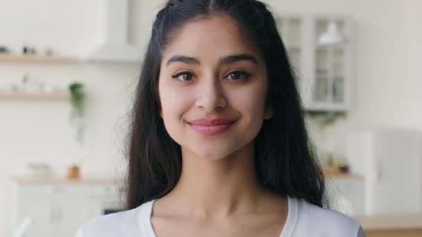 Portrait Femme Heureuse Arabe Indien Moyen Orient Fille Gen Ethnique — Video