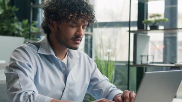 Перевтомлений Арабський Гізпанічний Хлопець Бізнесмен Який Працює Ноутбуці Відчуває Головний — стокове відео