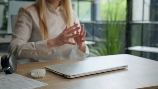 Relajada Mujer Negocios Terminar Trabajo Computadora Estirar Las Manos Alivio — Vídeos de Stock