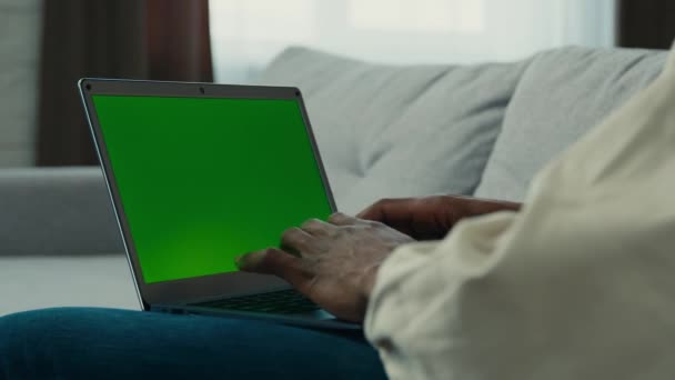 Onherkenbaar Afrikaans Amerikaanse Man Mannelijke Freelancer Werken Typen Laptop Computer — Stockvideo