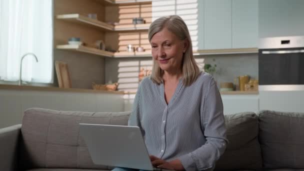 Dojrzałe Kaukaski Biznes Kobieta Wpisując Laptopie Domu Kuchni Starsze Businesswoman — Wideo stockowe
