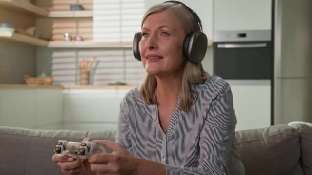 Mulher Branca Sorridente Jogando Console Videogame Usando Controlador Joystick Casa — Vídeo de Stock