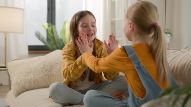 Mutlu Çocuklar Ellerini Salonda Çırpıyor Küçük Sevimli Beyaz Çocuklar Kız — Stok video