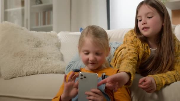 Little Funny Kaukaskie Dzieci Dziewczyny Siostry Przyjaciele Grać Telefon Technologii — Wideo stockowe