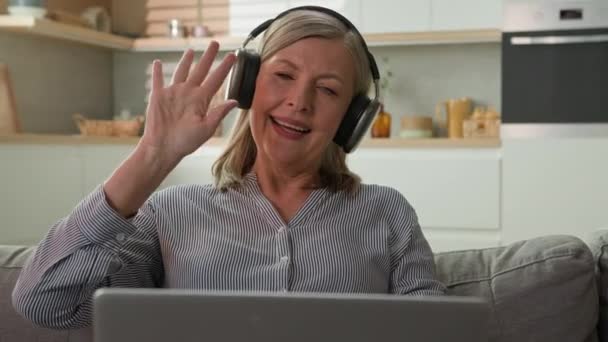 Kulaklıklı Yaşlı Mutlu Beyaz Kadın Büyükannesi Bilgisayarla Konuşuyor Nternetteki Sanal — Stok video