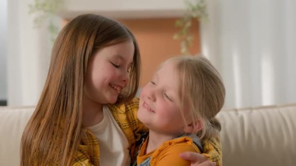 Πορτρέτο Ευτυχισμένη Χαριτωμένο Λίγο Καυκάσιος Κορίτσια Παιδιά Αδελφές Παιδιά Φίλους — Αρχείο Βίντεο