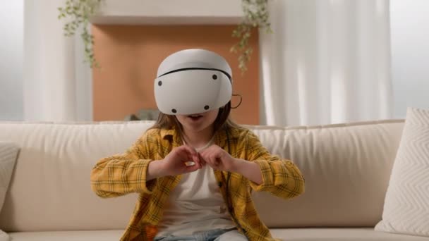Kaukasische Mädchen Spielen Videospiel Mit Virtual Reality Brille Cyberspace Welt — Stockvideo