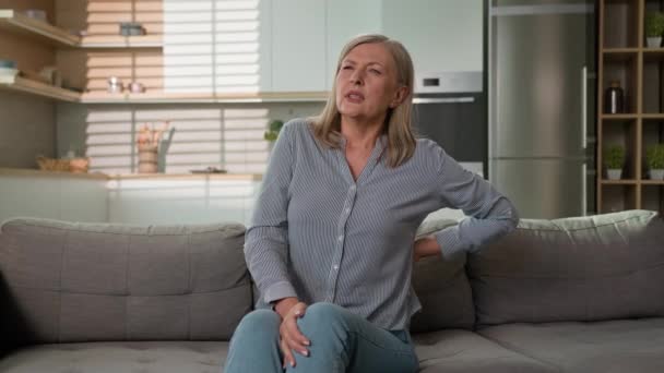 Nieszczęśliwy Dojrzały Biały Kobieta Uczucie Ból Dolny Ból Pleców Kanapie — Wideo stockowe