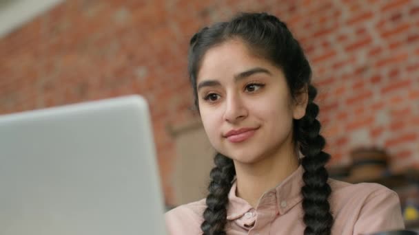 インドのアラビア人女性実業家ウェイトレスバリスタカフェオーナーノートパソコン画面を見ながらオンライン配達注文を確認女性レストランマネージャーカフェテリア従業員インターネット上で閲覧メニュー — ストック動画