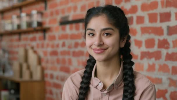 Porträtt Indian Arabien Framgångsrik Leende Flicka Kvinnlig Chef Småföretagare Cafeteria — Stockvideo