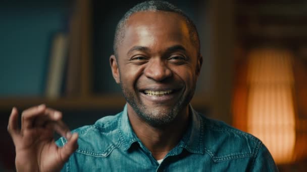 아프리카 미국인 국내에서 성공의 상징으로 추천서를 내보이며 스러운 미소짓는 모습을 — 비디오