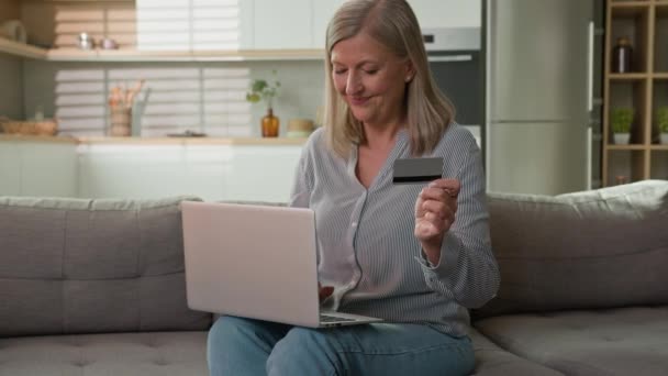 Mulher Branca Madura Pagando Com Cartão Crédito Usando Laptop Casa — Vídeo de Stock