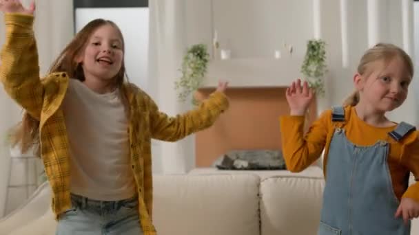 Dos Alegres Niños Caucásicos Divertidos Bailando Sala Estar Felices Chicas — Vídeo de stock