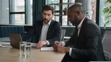 Kafkasyalı yönetici Afrikalı patrona kötü iş kazası gösteriyor. Bilgisayar hatası. İki farklı adam, çok ırklı iş arkadaşları.