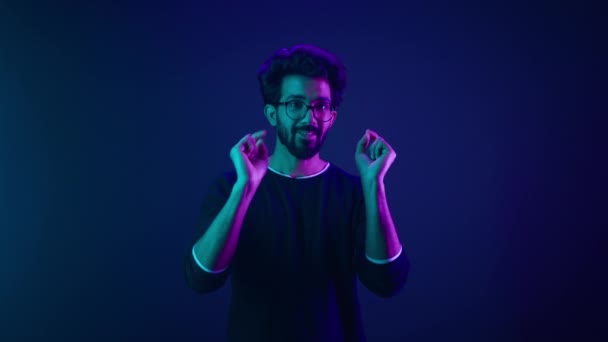 Retrato Néon Ultravioleta Feliz Indiana Cara Árabe Homem Trabalhador Codificador — Vídeo de Stock