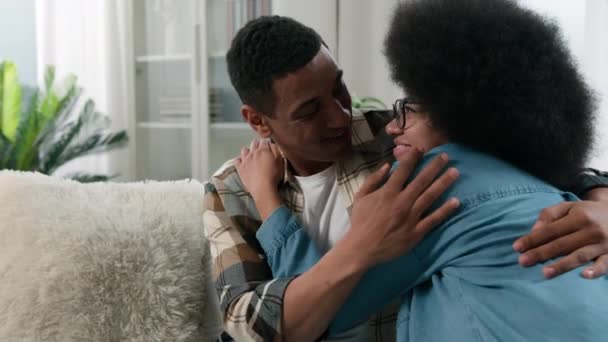 Lycklig Familj Afroamerikanska Par Kärlek Pojkvän Man Kvinna Man Flickvän — Stockvideo